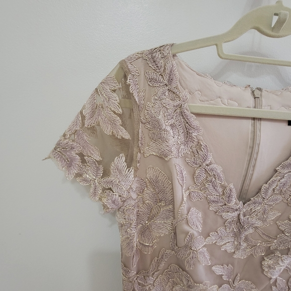 Tadashi Shoji Sz 8 Maci Gold Lace V-Neck Floral Embroidered Lined Cocktail Dress - Picture 4 of 16